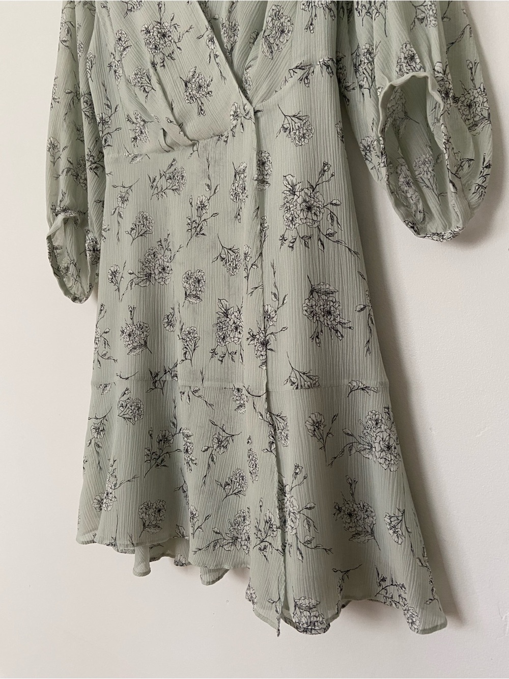 Club Monaco Pitched Sleeve Mini Dress in Light Green Floral size 4 - Picture 5 of 10